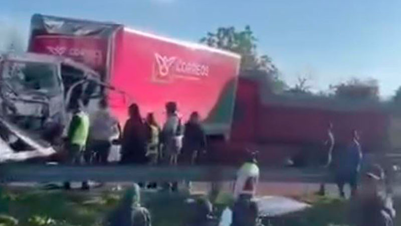 Chocan tráiler y camiones del correo nacional en la autopista Occidente, en Michoacán  