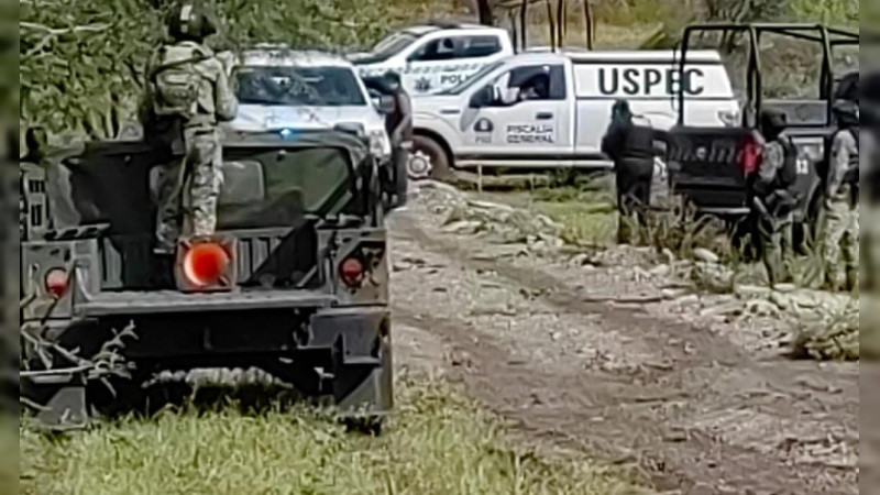 Hallan dos cuerpos en camioneta abandonada en Uruapan, Michoacán 