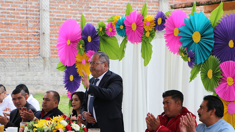 José Luis Téllez Marín presidió la clausura de la Escuela Primaria Rural Federal La Corregidora de San Lucas Huarirapeo. 