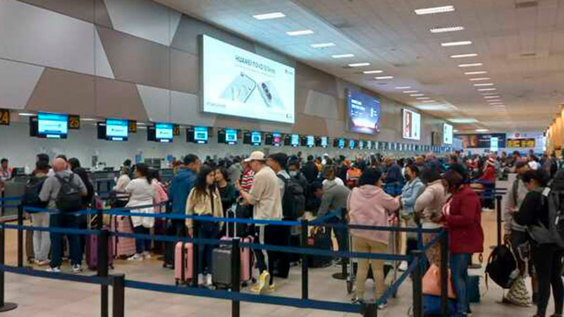 Aerolíneas reanudan vuelos en Aeropuerto Internacional de Cancún tras impacto de Beryl 