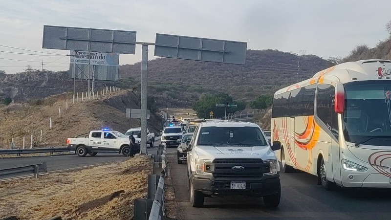 Hallan cadáver maniatado en la carretera Salamanca-Morelia 