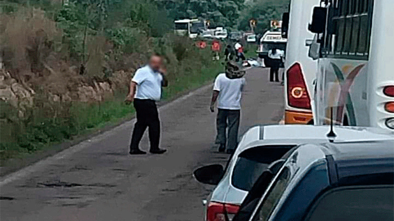 Motociclista pierde la vida tras ser impactado sobre la carretera Morelia-Acámbaro 