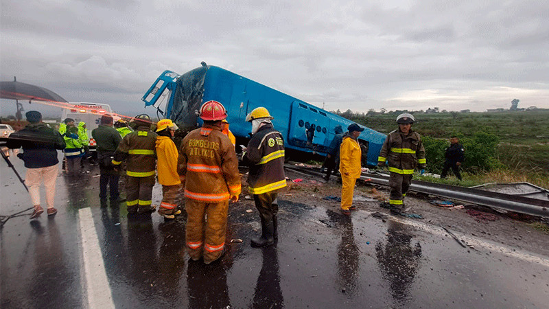 Volcadura de autobús deja 35 personas heridas en Puebla