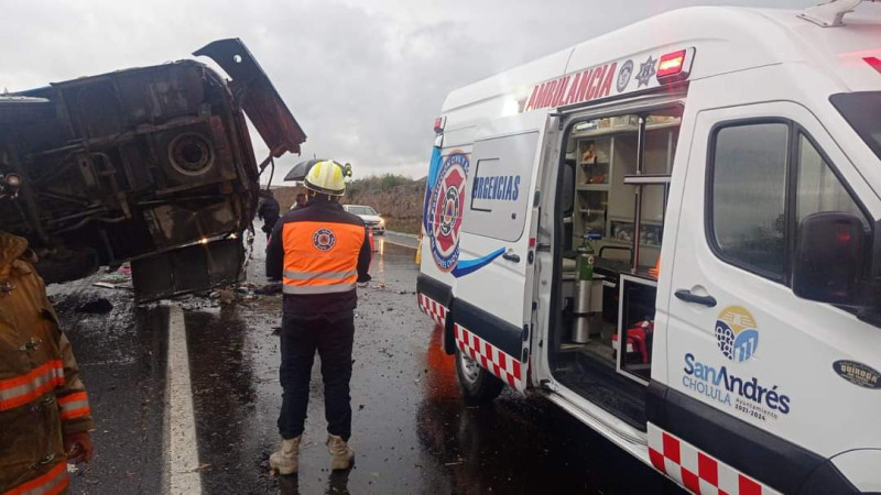 Volcadura de autobús deja 35 personas heridas en Puebla