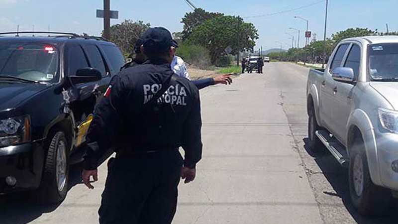 Investigan a 52 policías de Mazatlán por abuso de autoridad contra empleados de una pollería 