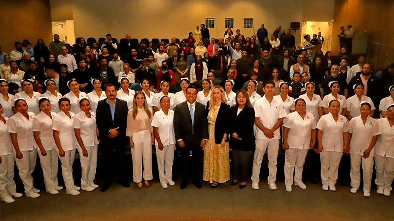 Imponen cofias a estudiantes de Enfermería de la Universidad de las Mujeres 