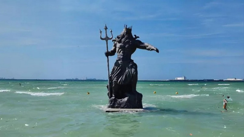 Clausuran estatua de Poseidón en Puerto Progreso, Yucatán 