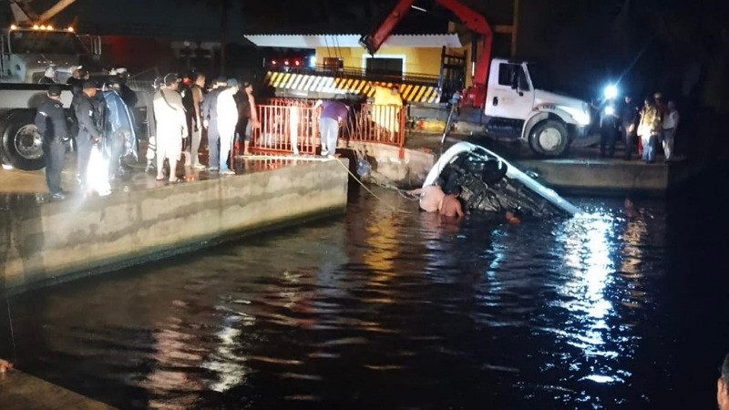 Pierden la vida 7 jóvenes al caer su camioneta a río de Coatzacoalcos, Veracruz 