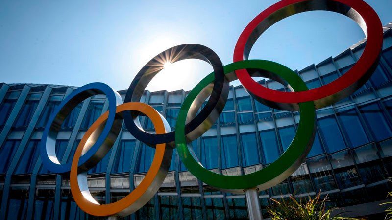 Funcionarios parisinos nadan en el río Sena, a nueve días de los Juegos Olímpicos París 2024 