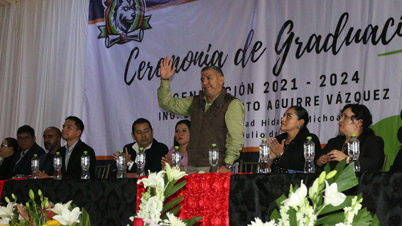 Rogelio Sandoval, Tesorero Municipal, asistió a la clausura de fin de cursos 2023-2024 y la graduación de la Generación 2021-2024 del CECyTEM. 