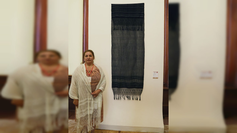 Artesana michoacana recibe máximo galardón nacional de arte popular