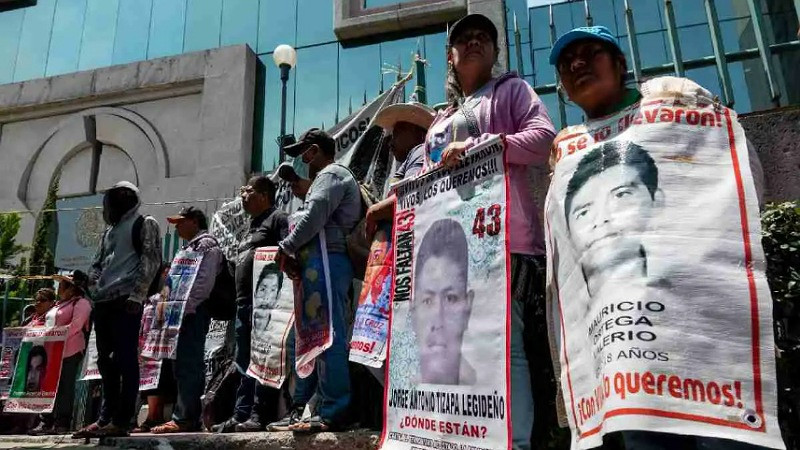 AMLO entrega reporte con 21 puntos a padres de normalistas desparecidos en Ayotzinapa  