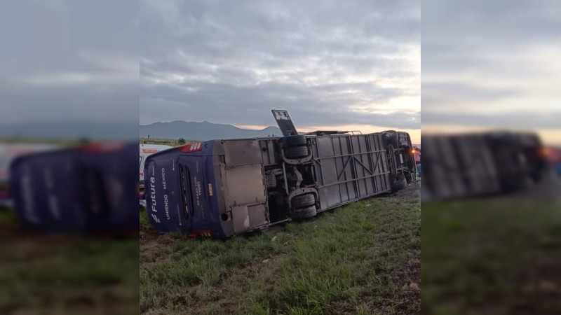 Volcadura de autobús en Nuevo León deja a ocho personas muertas 