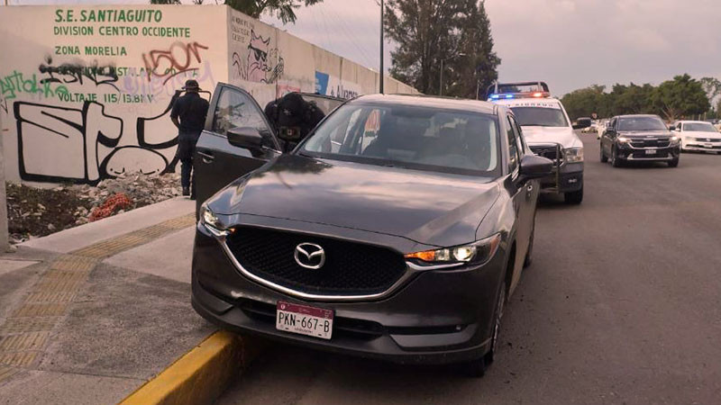 Aprehenden a tres sujetos con una camioneta robada, en Morelia, Michoacán 