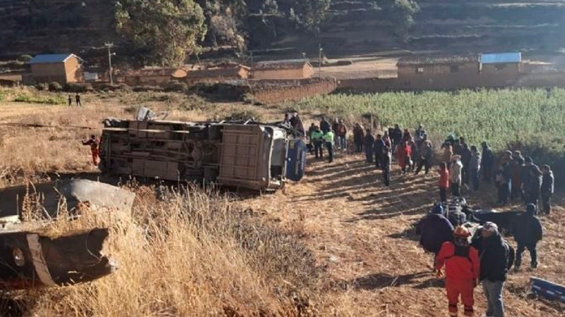 Autobús donde se transportaban músicos cae a barranco en Perú, hay 9 muertos 