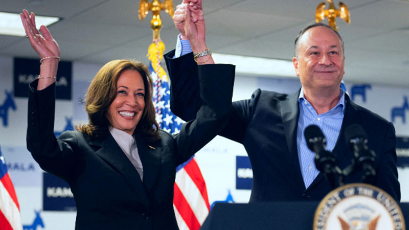 Kamala Harris se lanza contra Trump en su primer día de campaña 