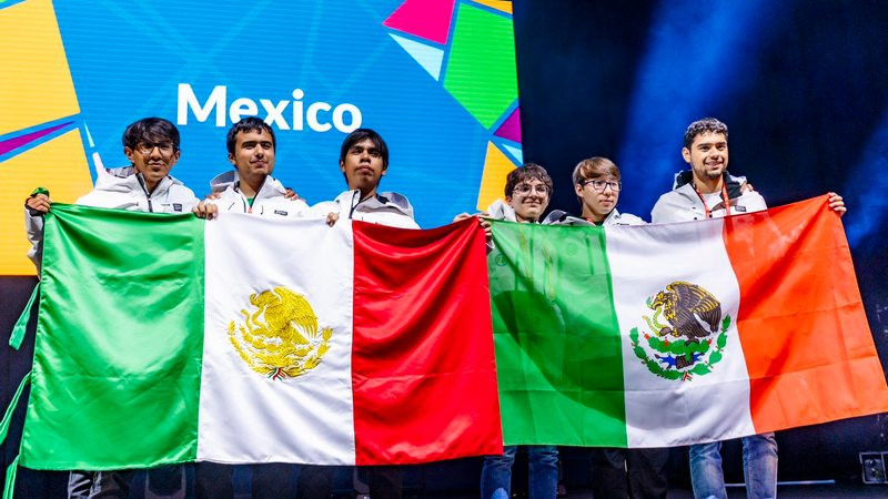 Entre aplausos reciben a jóvenes mexicanos que ganaron Olimpiada Internacional de Matemáticas 