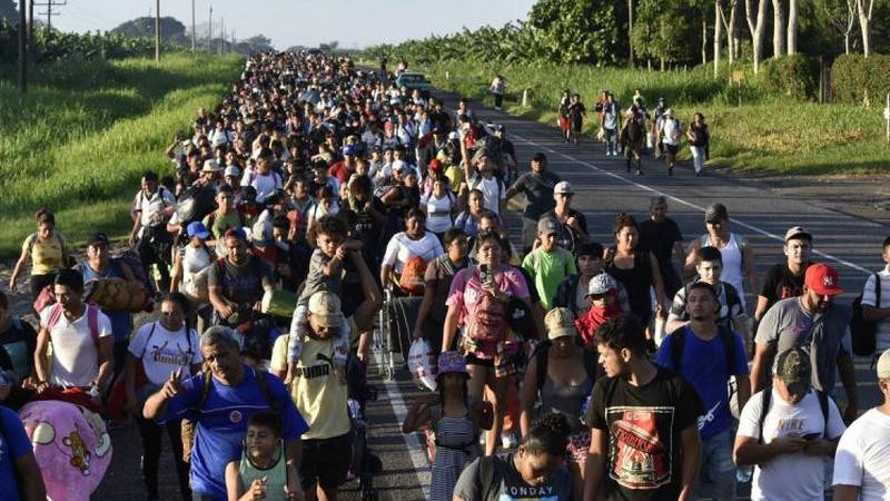 Por lesiones en los pies, caravana migrante hace pausa en Huixtla, Chiapas 