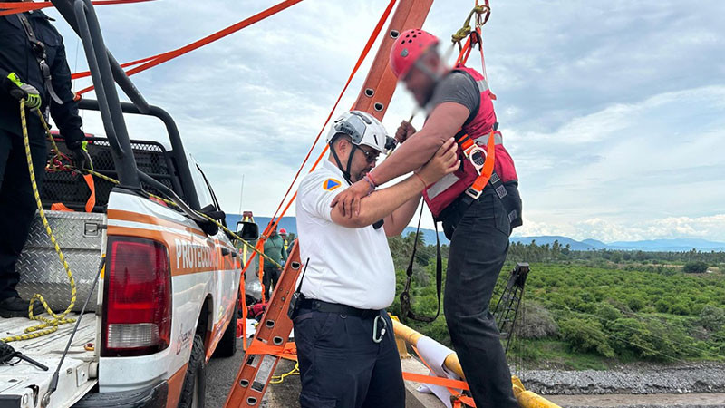 Rescatan a 25 trabajadores atrapados en plataforma de construcción en Colima 