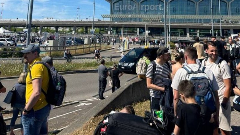 Evacúan aeropuerto de Basilea-Mulhouse por alerta de bomba a horas de la inauguración de París 2024 