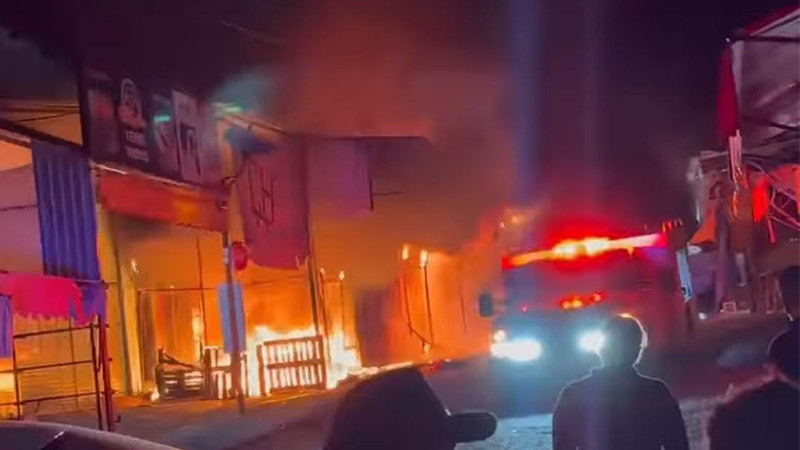 Se incendian locales comerciales en Huetamo, Michoacán, solo hubo daños materiales 