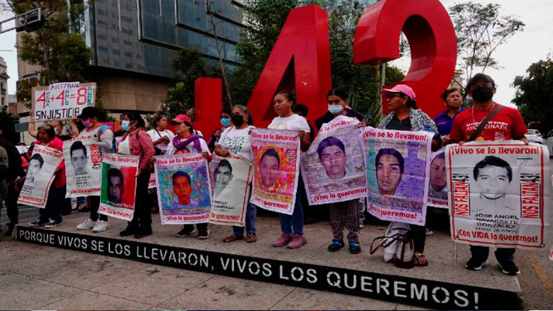 Marchan padres de normalistas; exigen el esclarecimiento del caso Ayotzinapa 