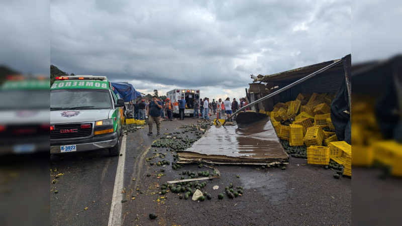 Suman tres muertos y siete heridos por choque múltiple en la Autopista Siglo XXI 