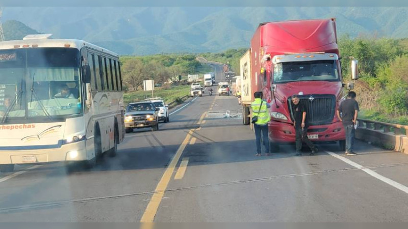 Deja siete heridos choque de tráiler y camión de pasajeros, en la Autopista Siglo XXI 