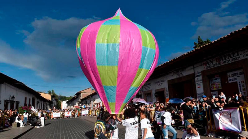 Se pintó de colores el cielo de Pátzcuaro con los globos del Cantoya Fest