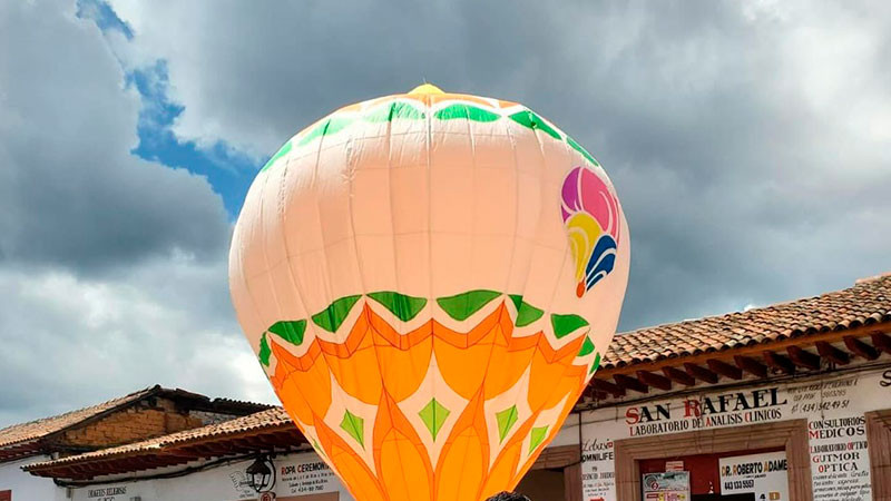 Se pintó de colores el cielo de Pátzcuaro con los globos del Cantoya Fest