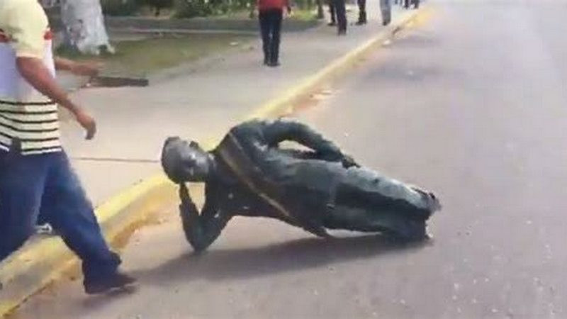 Venezolanos derriban estatuas de Chávez en protesta de los resultados de la elección presidencial 