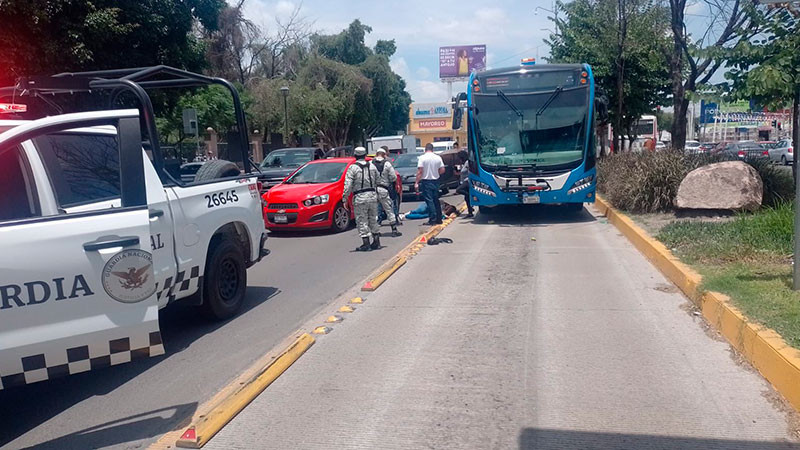 Grave al ser atropellada por un camión Qrobus en Constituyentes 