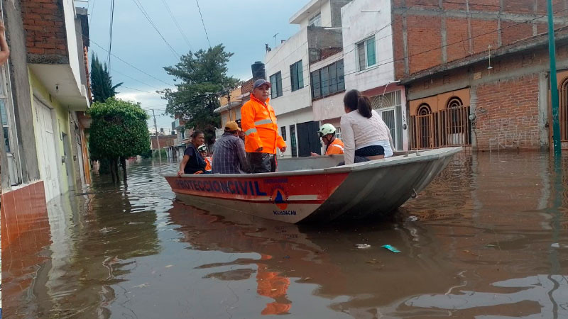 PC estatal apoya a familias de la Carlos Salazar en Morelia, tras inundación por lluvias 