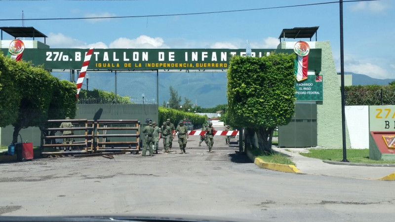 Padres de los 43 normalistas de Ayotzinapa realizan trabajos de búsqueda en el 27 Batallón de Infantería 