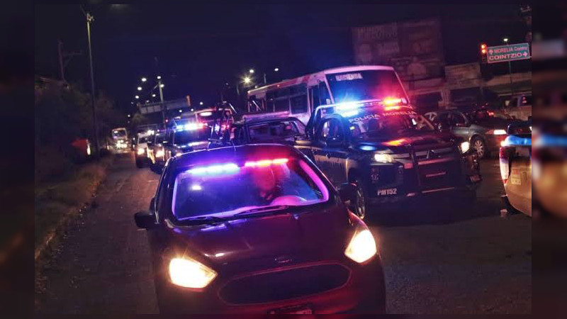 Fuerte movilización policiaca al poniente de Uruapan, Michoacán, la noche del jueves 