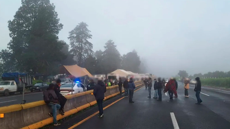 Lleva casi un día bloqueo de ejidatarios de la México-Puebla; acusan falta de pagos del gobierno federal 