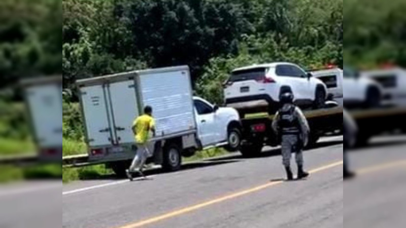 Violencia asola caminos de Michoacán: Nuevo asalto carretero deja un herido en Uruapan, y ya van dos ataques en menos de 24 horas 