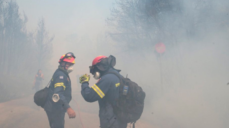 Aumentan evacuaciones cerca de Atenas, Grecia por incendios forestales 