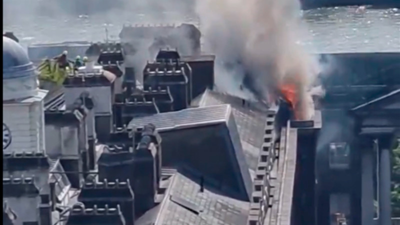 Se registra incendio en Somerset House, emblemático edificio de Londres 