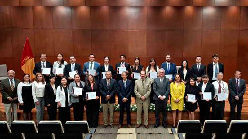 UAG entrega reconocimientos a maestros investigadores 