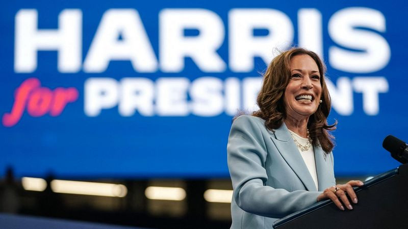 Kamala Harris lanza canal de WhatsApp para atraer votantes latinos 