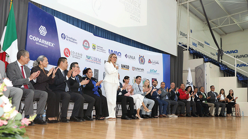 Red Juntos por Michoacán y Coparmex reconocen a estudiantes por su excelencia académica  