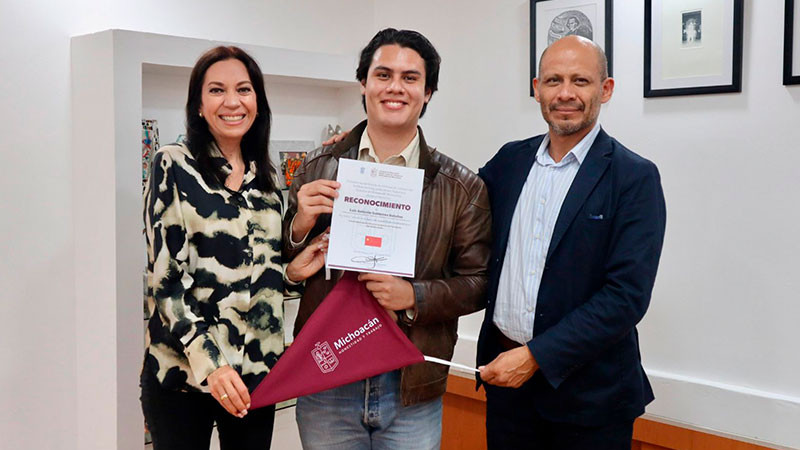 Iemsysem entrega beca de movilidad a estudiante que viajará a China 