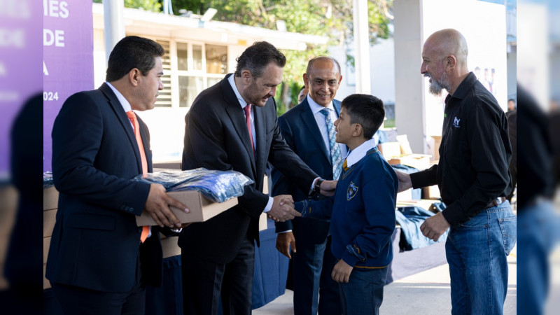 Entregan útiles escolares y uniformes deportivos a estudiantes en Querétaro