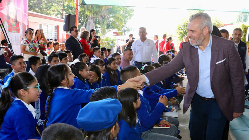 Regresan a clases en más de 11 mil escuelas de los 113 municipios: Bedolla 