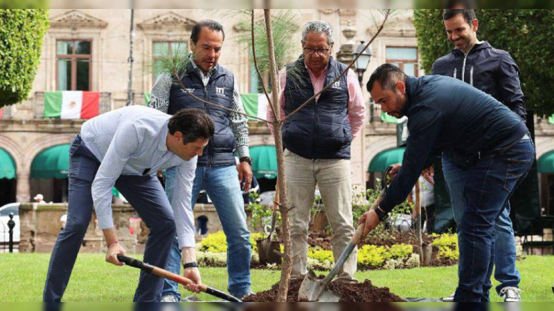 Alfonso Martínez planta el árbol "un millón" en Morelia 