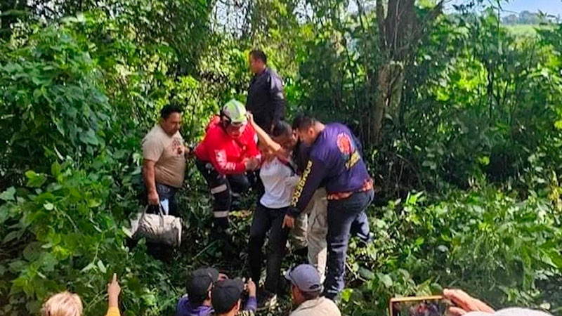 Cae camión de pasajeros a un barranco en Veracruz; hay cuatro muertos y 13 lesionados 