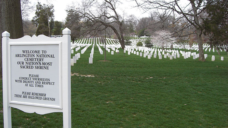 Kamala Harris critica a Donald Trump por altercado en el cementerio Arlington 