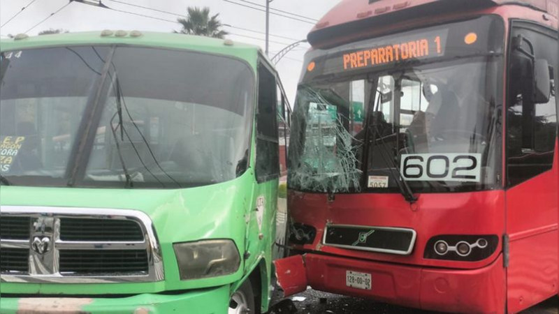 Choque entre metrobús y camión deja 10 heridos en la Ciudad de México 