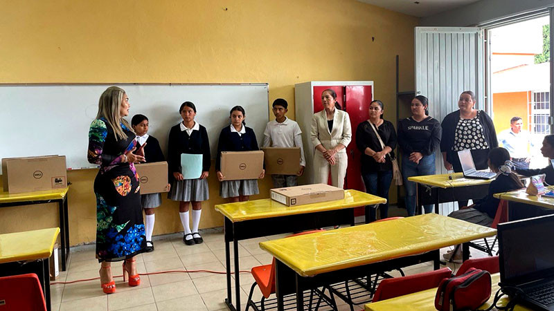 Entrega USEBEQ equipos de cómputo en telesecundaria 